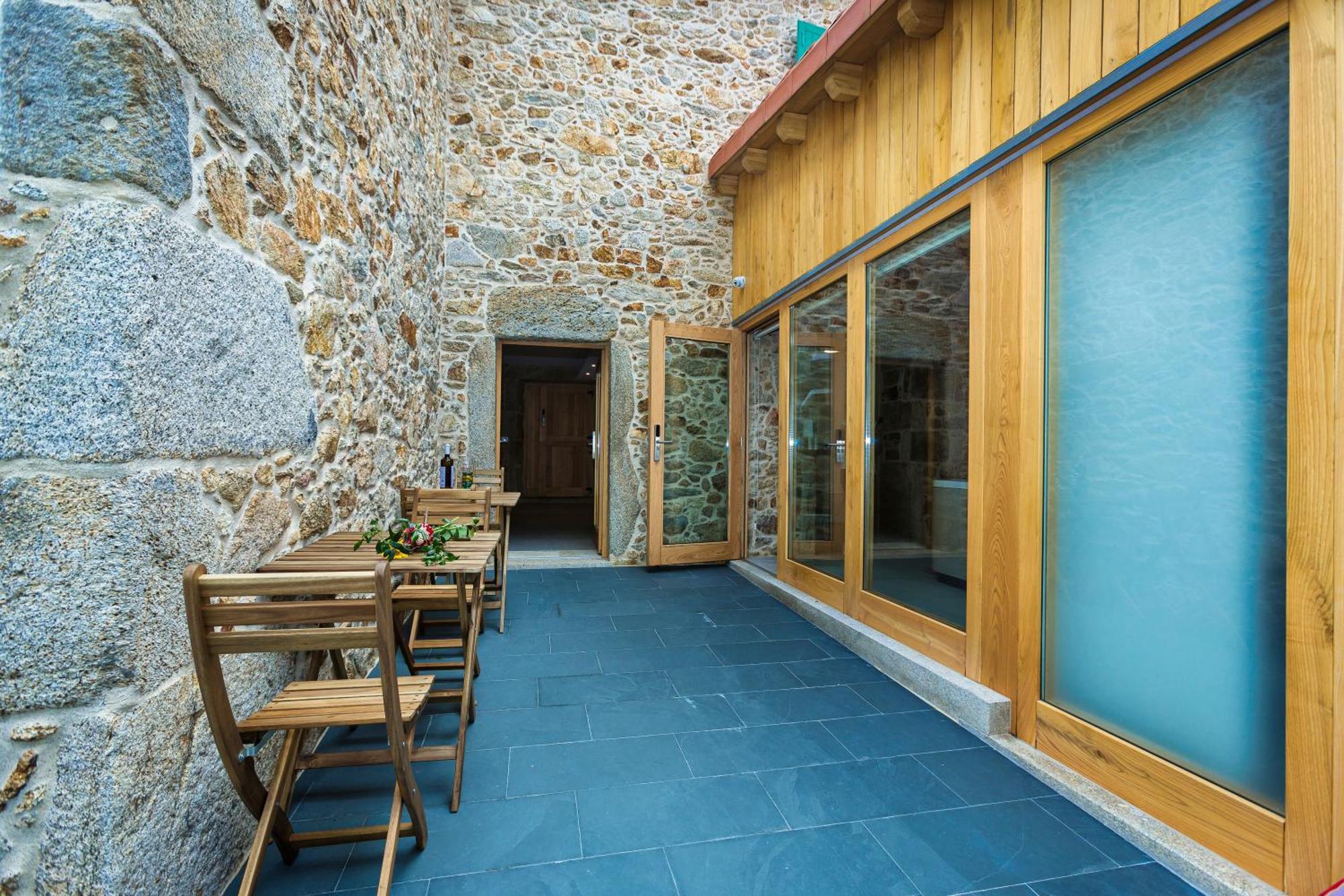 A De Lucia Hotel Quintáns Exterior photo