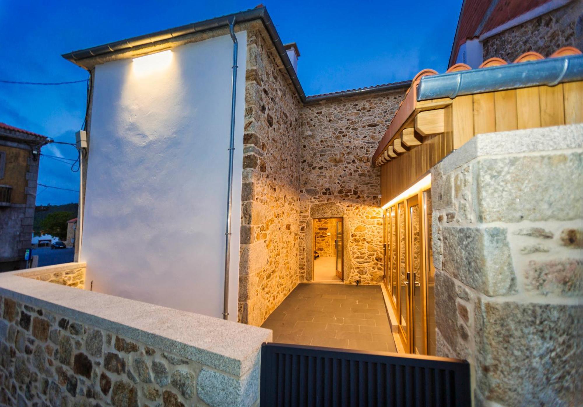 A De Lucia Hotel Quintáns Exterior photo